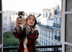 Hết nội dung phi lý, Emily Ở Paris lại gây phẫn nộ vì bôi nhọ văn hóa Pháp