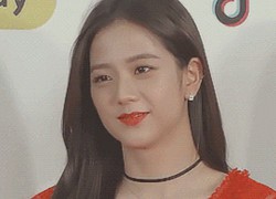 Jisoo "lọt thỏm" giữa rừng máy ảnh nhưng vẫn đẹp bất chấp "thử thách đèn flash"