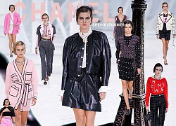 Không bày vẽ runway hoành tráng như sân bay hay trạm tên lửa, Chanel làm show Xuân/Hè 2021 đơn giản bất ngờ