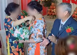 Màn trao vàng trong đám cưới bất ngờ chưa từng có khiến đám đông ngỡ ngàng, lí do sau hành động ấy mới là điều gây chú ý