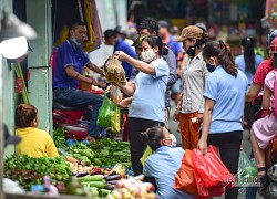 Mất việc, công nhân nhập hội bán buôn, kiếm tiền từ mớ rau, quả dừa