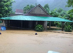 Miền trung: Nước lũ vẫn đang lên, hàng nghìn ngôi nhà bị ngập