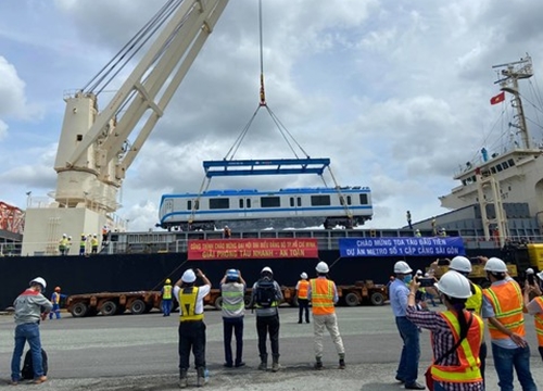 Những toa tàu đầu tiên của tuyến Metro Bến Thành - Suối Tiên cập cảng Khánh Hội