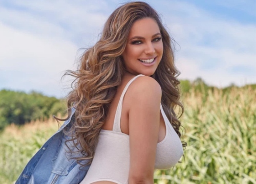 'Siêu vòng một' Kelly Brook bốc lửa ở tuổi 40