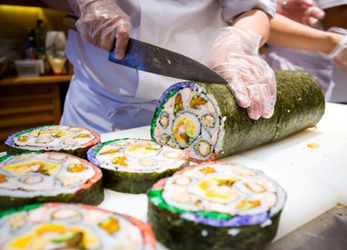 Thưởng thức miễn phí maki sushi khổng lồ nặng 8 kg