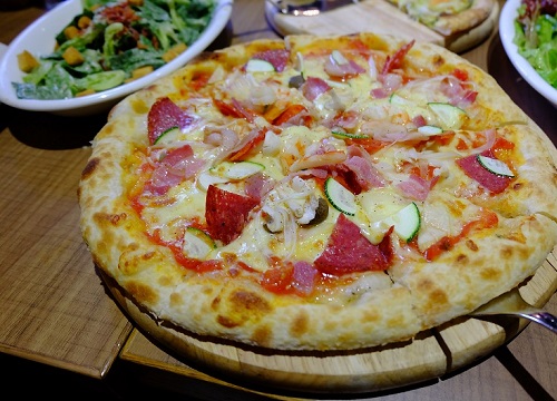 Ăn pizza bằng đũa, TikToker ngoại quốc bị netizen Việt thách: Sao không thử ăn cháo lòng theo cách này đi?