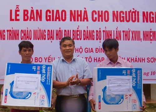 Bàn giao 2 căn nhà nhân đạo cho người nghèo huyện Khánh Sơn