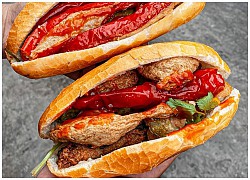 Bánh mì khổ qua cà ớt lúc nào cũng đắt khách ở Sài Gòn