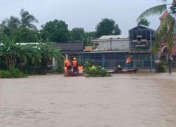 Bão, lũ tiếp tục đe dọa miền Trung