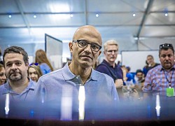 CEO Microsoft ngủ gật khi làm việc tại nhà