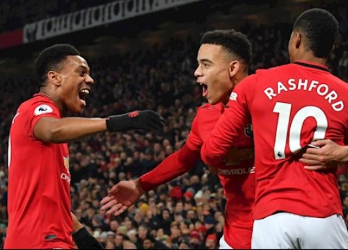 Đây! Bài học đầu tiên của Cavani cho Rashford