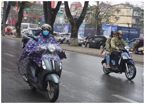 Đi xe máy mùa mưa, cần làm gì để đảm bảo an toàn