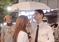 Hậu trường Go Kyung Pyo ý tứ cầm tay Seohyun chỉ cách che dù, đạo diễn Đời Tư cười ngẩn ngơ nhìn "thuyền" tự đẩy