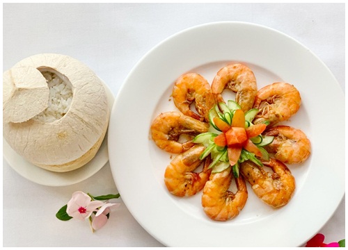 Hủ tiếu gà đen, cơm trái dừa, bún cá... vào khách sạn 5 sao