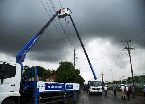 Huy động lực lượng khắc phục lưới điện tại các tỉnh miền Trung