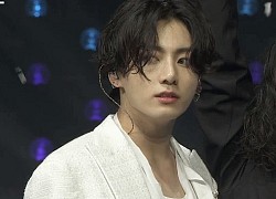 Jungkook khiến fan xỉu ngang xỉu dọc vì visual quá đỉnh, cân mọi concept từ ma mị đến lãng tử trong concert mới nhất của BTS