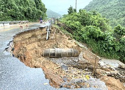 Lũ kinh hoàng ở Quảng Trị, hàng trăm mái nhà chìm trong biển nước