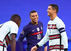 Mbappe cười khi bị Ronaldo trêu chọc