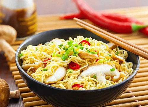 Nếu không muốn hỏng dạ dày, nên ăn rau cùng mì tôm