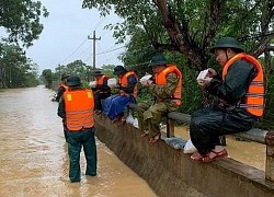 Nụ cười tỏa nắng của chiến sĩ trẻ khi giải cứu em bé khỏi nhà ngập lụt