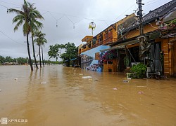 Phố cổ Hội An chìm trong nước lũ