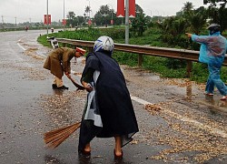 Quảng Ngãi: Công an quét gỗ dăm rơi vãi trên Quốc lộ 1