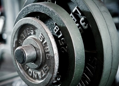 Tập tạ trong phòng gym một mình, cậu bé bị tạ đè chết