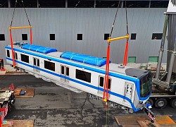 Tàu Metro số 1 hạ ray tại depot Long Bình, sẵn sàng chạy thử