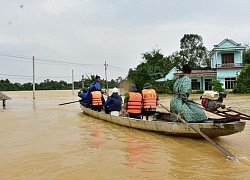 Thừa Thiên-Huế vẫn chìm trong lũ, Bộ Quốc phòng đưa quân, khí tài vào hỗ trợ