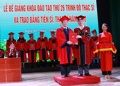 Trường Đại học Vinh trao bằng tiến sỹ và thạc sỹ năm 2020