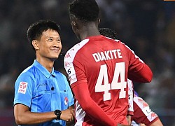 Vị trọng tài "đáng yêu" nhất V.League: Cười thật tươi khi rút thẻ, giải quyết mâu thuẫn bằng câu nói "lại đây ôm nhau nào"