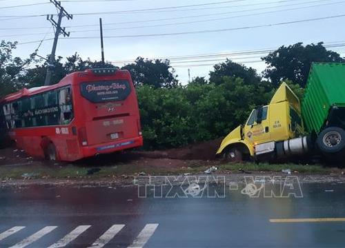 Xe khách vượt ẩu tông trực diện xe tải, một người chết, bốn người bị thương