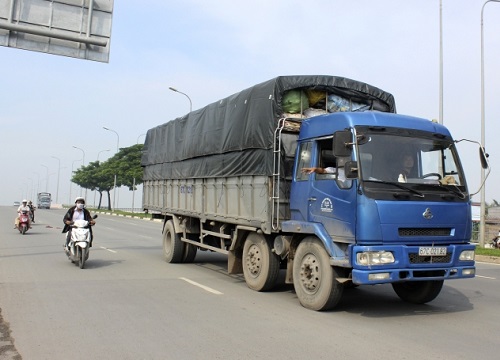 Xe tải drift qua giải phân cách, 'đuổi bắt' đến thót tim hai người đi bộ qua đường