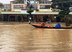 Xót xa linh cữu phải đặt trên ghe, tránh lũ lớn trở lại cuốn trôi quan tài