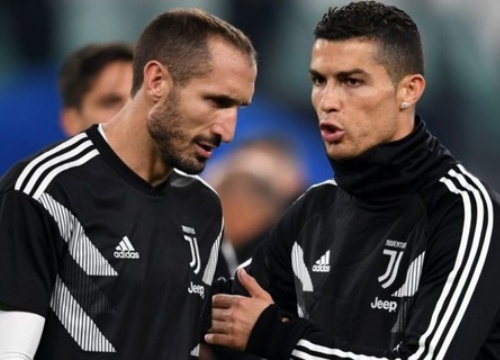 Chiellini: 'Ronaldo vẫn ổn và đang tắm nắng'