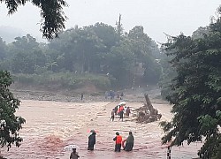 Chung tay đưa sản phụ chuyển dạ qua chiếc cầu ngập lũ ở Quảng Trị