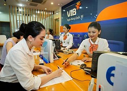 Cổ phiếu VIB tăng giá, lãnh đạo và người thân tranh thủ "gom" trước khi chuyển sàn