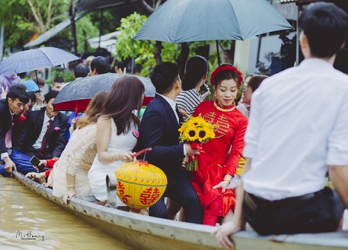 Đám cưới trong mùa lũ: Vừa yêu, vừa thương!