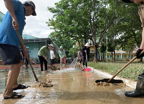 Gấp rút dọn trường sau lũ đón học sinh