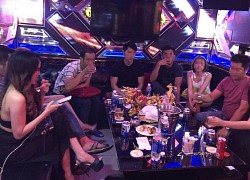 Gửi con cho nhân viên karaoke "giữ giùm", vợ chồng trẻ cùng bạn phê ma tuý