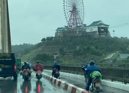 Hạ Long trời trở gió lớn, ô tô "dìu" hàng dài xe máy qua cầu