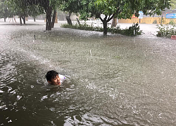 Học sinh miền Trung mùa mưa lũ: Mất điện cả tuần, chiếc đèn dầu trở thành vật cứu cánh