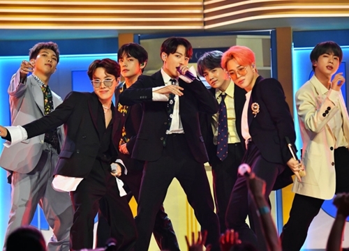 Kết hợp với BTS ra mắt bản remix, Jawsh 685 và Jason Derulo chính thức dẫn đầu BXH Billboard Hot 100