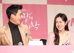 Khui lại khoảnh khắc Son Ye Jin định "đánh yêu" Hyun Bin ở họp báo Hạ Cánh Nơi Anh nhưng rụt lại, dấy lên chi tiết đáng nghi?