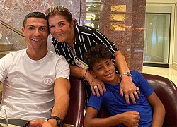 Mẹ và bạn gái động viên C. Ronaldo