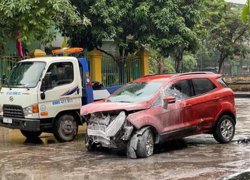 Ô tô mất lái tông đổ hàng rào sắt lao vào trường mầm non ở Hà Nội