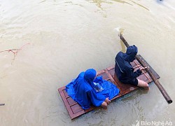 Sinh viên Nghệ An chống chọi với lũ lụt tại Huế