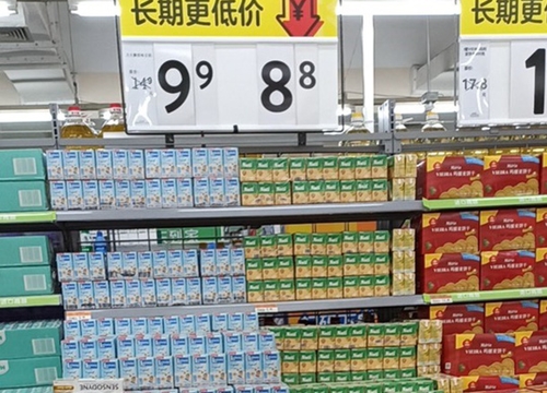 Sữa đậu nành NutiFood có mặt trên kệ hàng Walmart