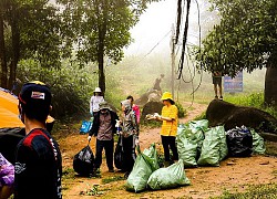 Thành viên Việt Nam Ơi cùng dọn sạch rác núi Chứa Chan sau mưa bão