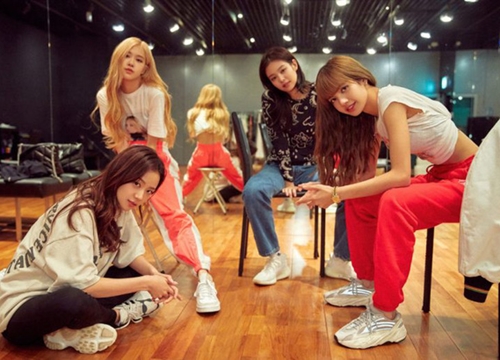 Xúc động nghe "thành viên thứ 5" nhận xét về BLACKPINK: Jennie cầu toàn nhưng Lisa mới sở hữu tài năng "sát thủ"?